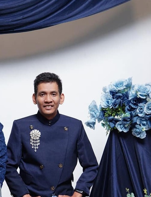 Fadli mengenakan busana navy dalam sesi pre-wedding